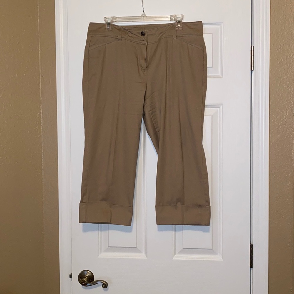 New Direction cropped pants, EUC, cuffed , cropped bottoms. Cute and comfy.